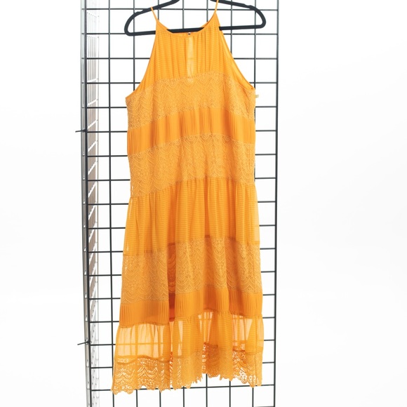 HD in Paris Golden Villanelle Lace and Pleated Tiered Dress - Picture 5 of 7